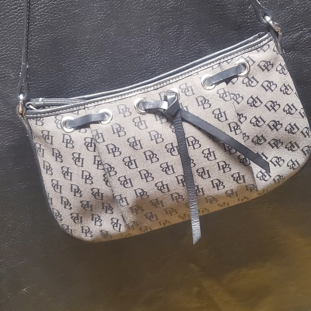 Small ray & black dooney & bourke shoulder bag